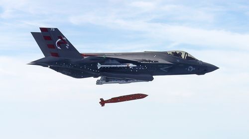 한국이 차기전투기로 도입할 예정인 F-35 전폭기가 JSOW 투하 실험을 하고 있다. [사진 록히드마틴]