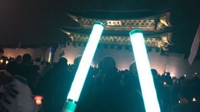 150만 광화문 광장 속 빛난 한 아이돌 팬의 야광봉
