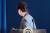박근혜 대통령이 29일 청와대 브리핑룸에서 대국민 3차 담화를 발표한 후 자리를 떠나고 있다. 김성룡 기자