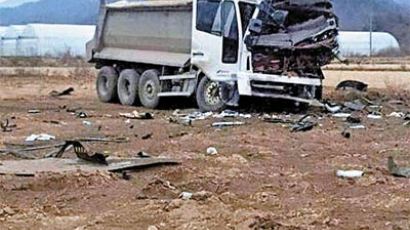[사진] 철원 논에서 지뢰 폭발, 트럭 운전사 사망 