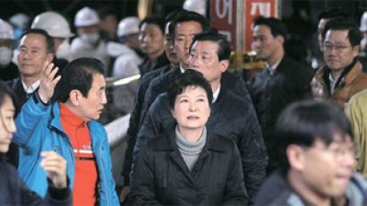 ‘개인’ 박근혜 35일 만의 외출…탄핵 정국 속 서문시장 방문