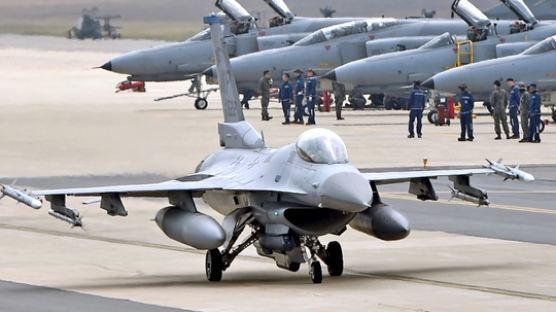 주한미군 F-16 전투기 비상탈출…조종사는 ‘위치 확인’ 상태