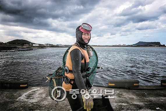 한국 유일의 내셔널지오그래픽 수중 사진작가 인 와이진의 작품. 그는 “해녀에 대한 정보를 올바로 이해시키는 게 중요하다”고 말했다. [사진 와이진]