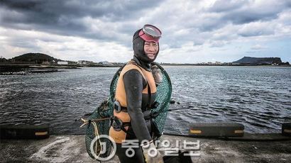 사진·성악가가 알린 상군해녀, 아베 부인이 나선 ‘아마’ 눌렀다