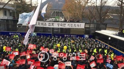 '평화 시위' 이어간 시민들…엄중해진 집회, 경찰에 국화꽃 