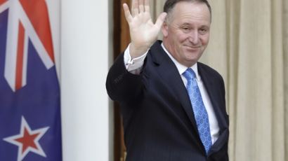 뉴질랜드 총리, 임기 1년 남기고 사임한 까닭은