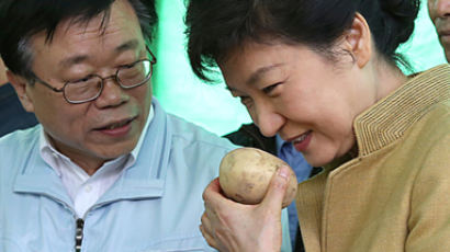 “흙냄새만 날텐데…” 감자 들고 냄새 맡는 박 대통령 … 과거 ‘특이’ 행동 재조명