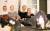 덴마크 라이프스타일 ‘휘게’를 즐기고 있는 보크리스텐센 레고코리아 대표와 맏딸 마야, 부인 하이디, 둘째 딸 소피(왼쪽부터).