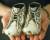 하이디 크리스텐센이 46년 전 걸음마를 시작할때 신었던 신발. 친정 어머니가 간직해오다 실버 코팅을 해서 결혼 선물로 줬다.