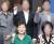 지난 10월 ‘코리아 VR 페스티벌’ 당시 박 대통령과 이창환 전 FX기어 대표(뒷줄 가운데). [사진 청와대]