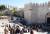 예루살렘 성의 북쪽 문인 다마스커스 게이트. 사람들이 성문을 드나들고 있다.