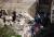 순례객들이 예루살렘 성에서 무너진 유적의 잔해를 보고 있다.