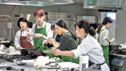 [클릭 대외활동] 매달 조리실습…개발한 신메뉴 전국 식탁에 올라