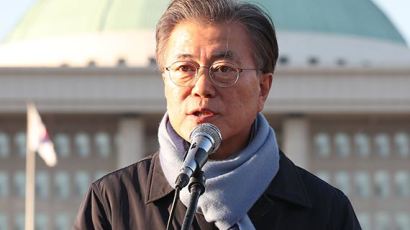 문재인 “탄핵 즉시 사퇴” 일각선 “초헌법적 주장”