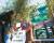 `피자게이트`의 논란에 서 있는 워싱턴DC의 피자가게 코멧 핑퐁. 5일 이웃 주민이 `우리는 이웃을 사랑한다`는 지지 배너를 가게 앞에 붙이고 있다. [AP] 
