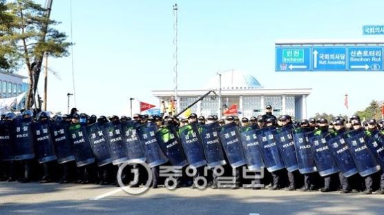 국회 주변 돌발사태 대비 경비 강화…1만여 경찰 투입 