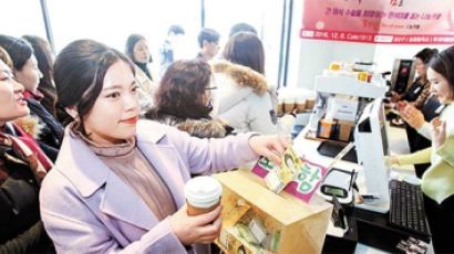 ‘다문화 소년’ 수술비 보태려 일일찻집 연 광산구 공무원들