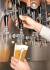 국산 크래프트 맥주 전문점도 늘고 있다. 사진은 백곰막걸리&양조장에서 맥주를 따르는 모습.