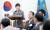 <b>12월 7일</b> 여당 지도부와의 점심 회동에서 비선 실세 국정 농단 의혹에 대해 “찌라시에나 나오는 그런 이야기들”.