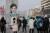 광화문 광장에 놓여 있는 박근혜 대통령 퇴진요구 인형이 중국 단체관광객들의 기념촬영 배경이 되었다. 신인섭 기자