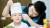 삼성웰스토리 임직원이 Well365요리나눔교실에 앞서 한 아동에게 조리모를 씌어주고 있다. [사진 삼성]