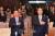 지난 1일 새누리당 의원총회에서 이정현 당 대표(왼쪽)과 정진석 전 원내대표가 국민의례를 하고 있다.  우상조 기자