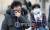 수도권 지역에 한파주의보가 내린 6일 오전 목도리를 두른 한 시민이 서울 광화문 사거리를 건너고 있다. 전민규 기자