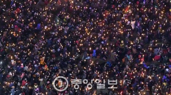 "탄핵안 신속 처리" 8차 주말 촛불집회…보수단체도 맞불 집회