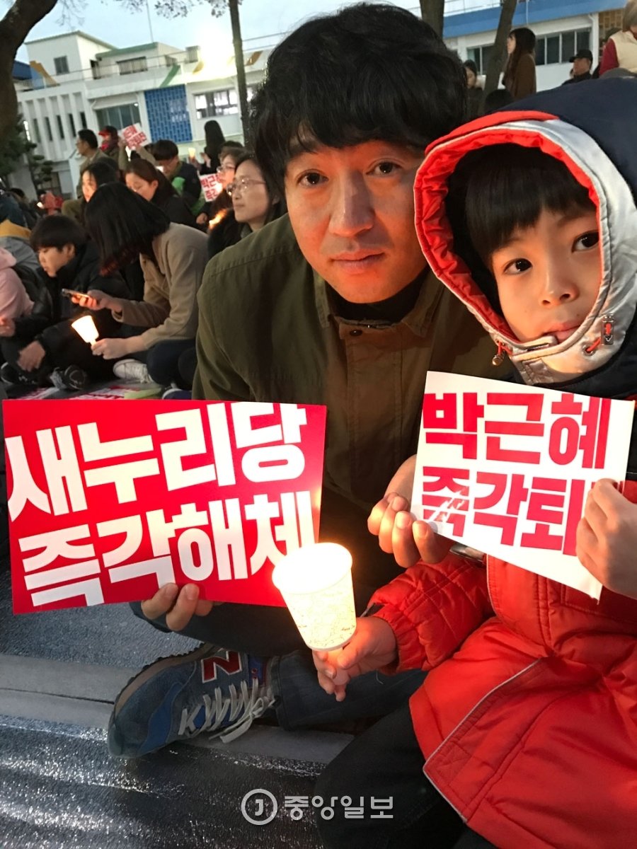 초등학생 아들과 함께 집회에 나온 김진환(36·제주시 화북동)씨. 최충일 기자