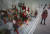 17일 한 어린이가 캐나다 밴쿠버의 한 상점에 진열돼 있는 산타클로스 인형과 크리스마스 소품을 바라보고 있다. [신화=뉴시스]
