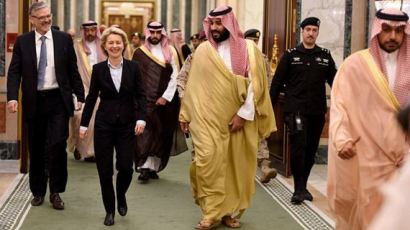 "여성도 옷 선택 권리 있다" 사우디 방문시 히잡 거부한 독일 장관