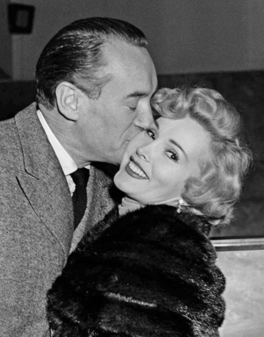 1953년 2월 16일 가보가 당시 배우 조지 샌더스와 이탈리아 로마에서 다정한 포즈를 취해보이고 있는 모습.