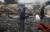 20일(현지시간) 대규모 폭발이 발생한 멕시코 산 파블리토 야외 폭죽 시장에서 구조대원들이 수색활동을 벌이고있다. [사진 AP]