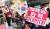 여의도 새누리당 당사 앞에서 탄핵 반대시위를 하고 있는 박사모 회원들. [사진 우상조]