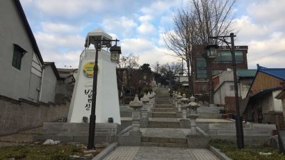 인천 '청일조계지경계계단'으로 옮긴 등대 조형물 놓고 논란