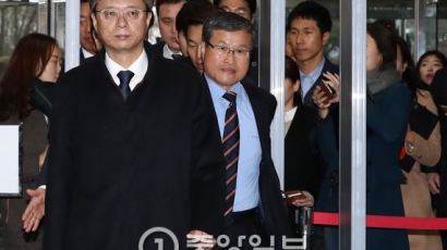 [최순실 5차 청문회] 국회 출석 우병우 "아들 코너링" 질문에 묵묵부답