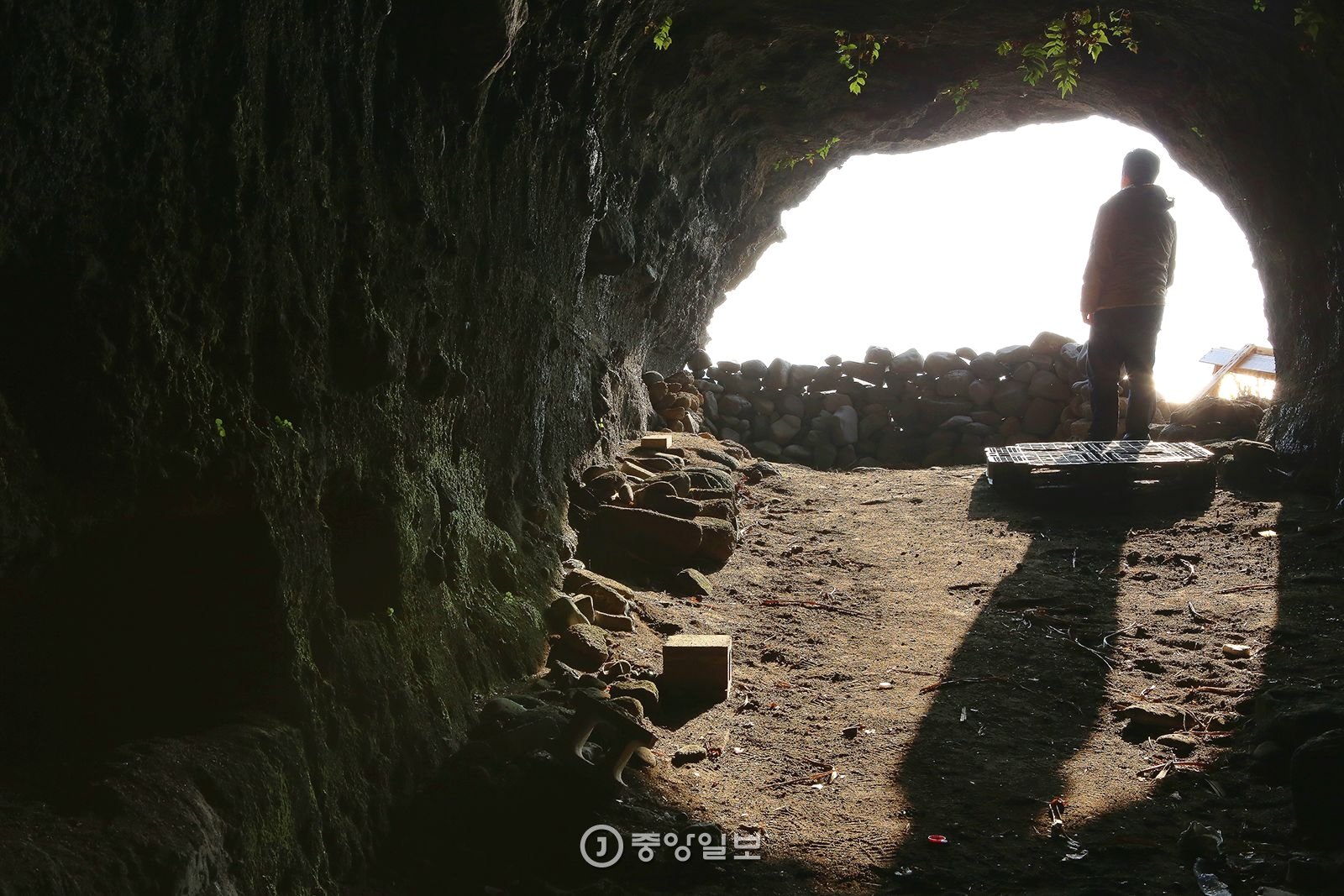성산일출봉 서쪽 해안의 진지동굴. 성산일출봉에서만 진지동굴 18개가 발견됐다.