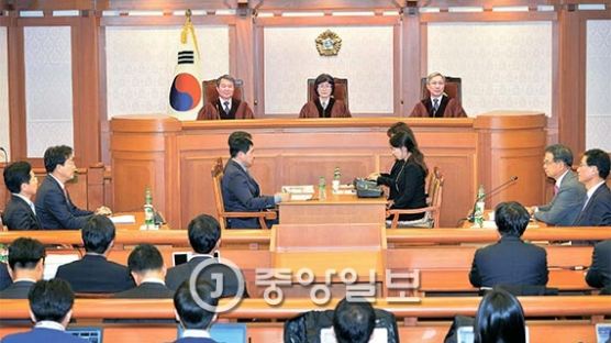 탄핵 재판 첫날 40분, 헌법재판관들 “신속” 5차례 언급