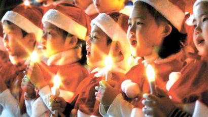 [사진] 성탄 캐럴 부르는 어린이들