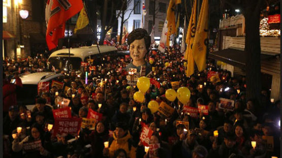 크리스마스 이브에도 대통령 탄핵 둘러싼 촛불과 맞불 집회 대결