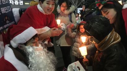 캐럴 울려퍼진 광주 금남로 촛불집회…"탄핵 크리스마스"