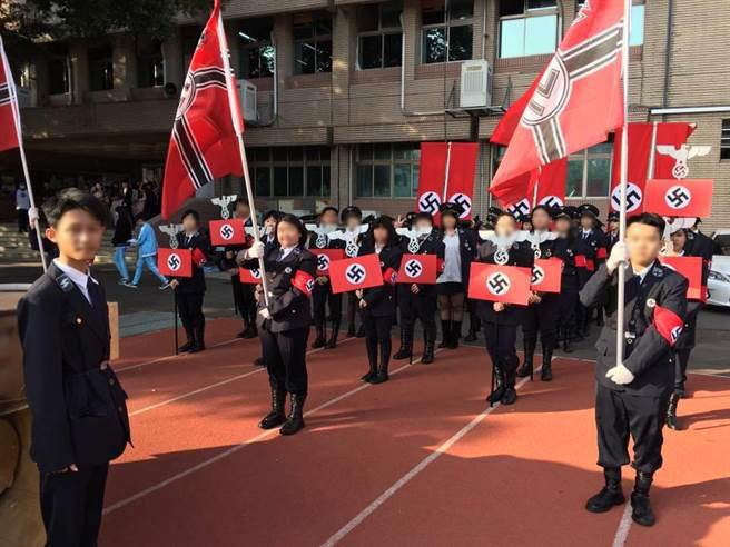 23일 대만 광푸 중학 개교기념 행사서 한 학급 학생들이 독일 나치 군복을 입고 코스튬 플레이를 펼쳤다. [사진 페이스북 캡처]