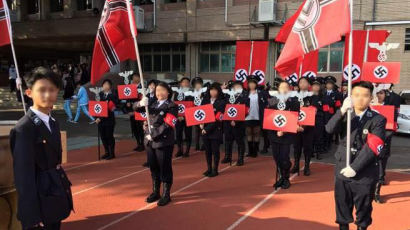 나치 완장 차고 깃발 행진…대만 중학교 파문