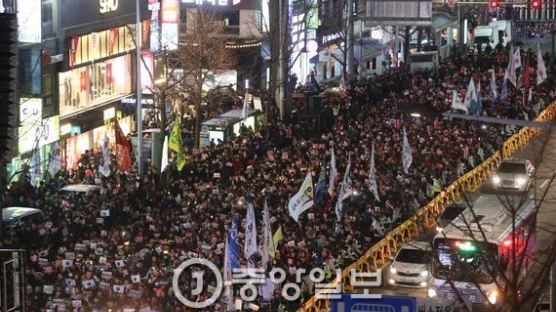 성탄전야 부산시민 7만명 촛불집회…시민재판 퍼포먼스 벌여