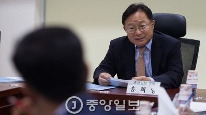 송희영 전 조선일보 주필 피의자 신분으로 검찰 출석