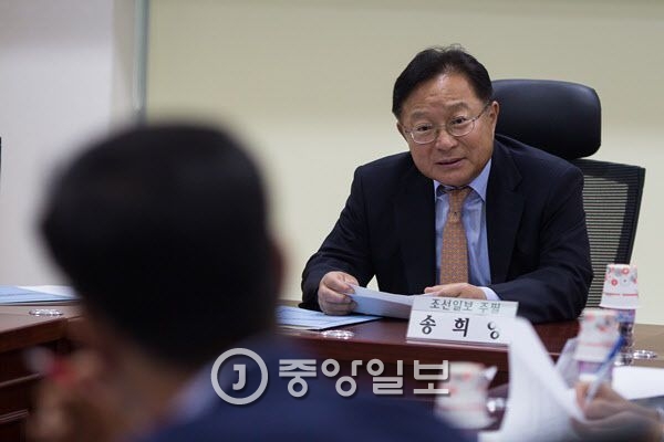송희영 전 조선일보 주필 피의자 신분으로 검찰 출석