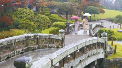 노천 온천탕서 피로 회복 … 일본식 정원서 유유자적