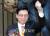 지난 16일 새누리당 원내대표로 당선된 친박계 4선 정우택 의원이 꽃다발을 들고 기념사진을 찍고 있다. [사진 오종택 기자]