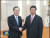 반기문 유엔사무총장과 시진핑 중국 국가주석이 2013년 6월 베이징에서 만나 악수를 하고 있다[사진 CCTV 캡처]