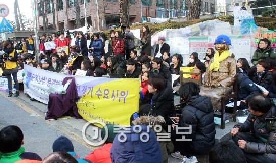 서울 일본대사관 앞에서 집회 참가자들이 정기 수요집회를 진행 중이다. [중앙포토]